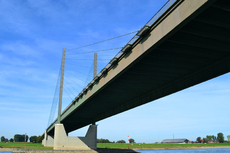 Rheinbrücke Rees-Kalkar 2.jpg